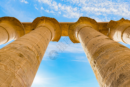 建造古老的象征位于卢克索的卡纳寺和蓝天空视野的大柱从下面列开始背景