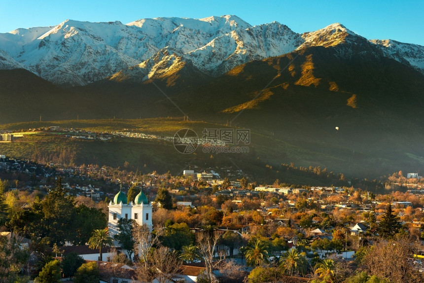 智利圣地亚哥LasCondes区安第斯山脉的LosDominicos街坊和LosDominicos教堂作为背景象首都建筑学一种图片