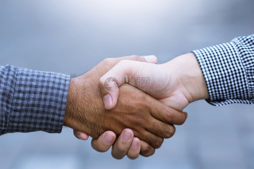 或者格子两个同事Plaid衬衫或谈判协议之间的握手交易结束握手平滑的生意密切结交了朋友们图片