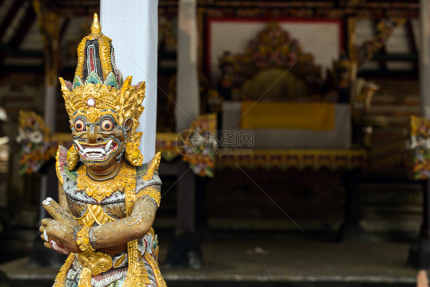 印度尼西亚巴厘岛2019年月20日巴厘神像在寺庙群中的特写印度教神像多彩尼西亚巴厘岛日神像在寺庙群中的特写印度教神像文化结石脸图片