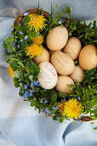 蓝色的展示脸复活节彩蛋木篮中美丽的春天花束复活节彩蛋明信片彩蛋图片