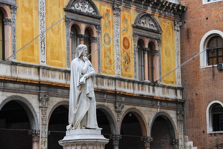 意大利维罗纳领主广场上的但丁阿利吉耶里纪念碑结石欧洲的再生图片