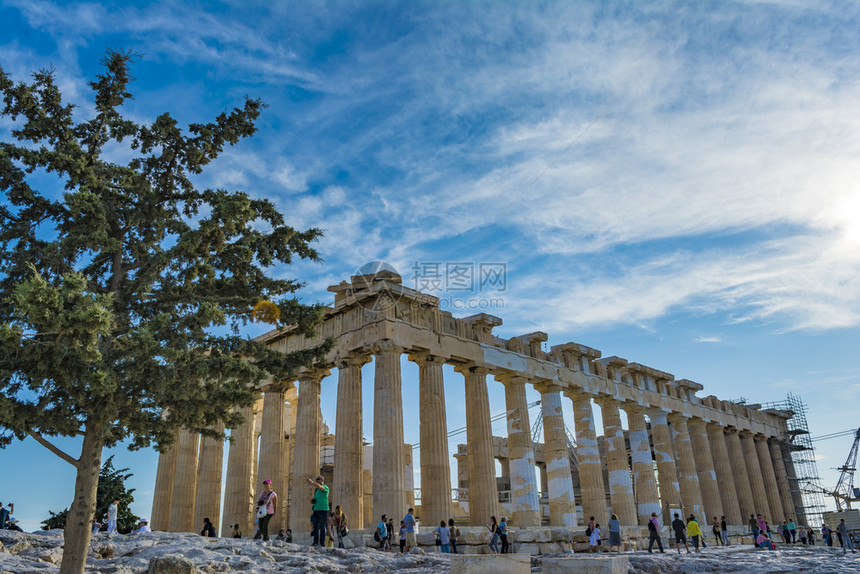 大理石古老的希腊雅典卫城帕台农神庙希腊雅典2017年9月24日希腊雅典卫城帕台农神庙支柱图片