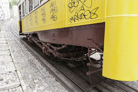 旧里斯本电车来自葡萄牙旧公共交通艺术和旅游古迹的详情行建筑物爬坡道图片