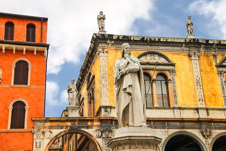 西格诺里雕像作家意大利维罗纳领主广场上的但丁阿利吉耶里纪念碑德拉背景