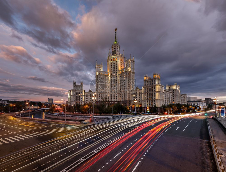 Kotelnicheskaya银行和交通轨迹上的天空大桥俄罗斯莫科日落小径塔灯图片
