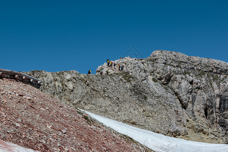 户外跋涉小路夏日意大利多洛米亚阿尔卑斯山的巴伦中走在石路上图片