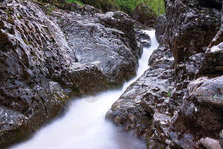 罗马尼亚充满活力阿普塞尼自然公园的快速水流特拉斯科山美丽的瀑布谷图片