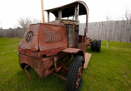 户外保险杠田地上的旧生锈汽车复古的图片