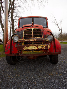 田地上的旧生锈汽车磨损棕色的模型图片