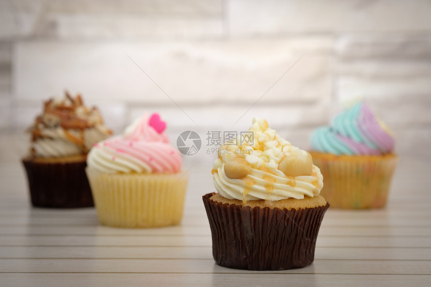 糕点甜的浪漫Cupcake饼的装饰美极了光亮明AF点选择图片