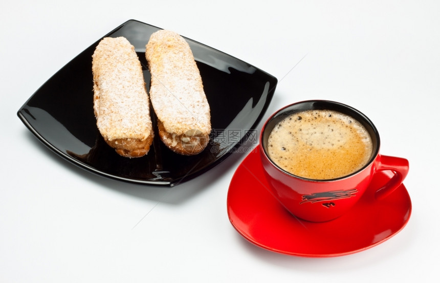 意大利语咖啡杯和蛋糕在白色上隔绝卡仕达酱盘子图片