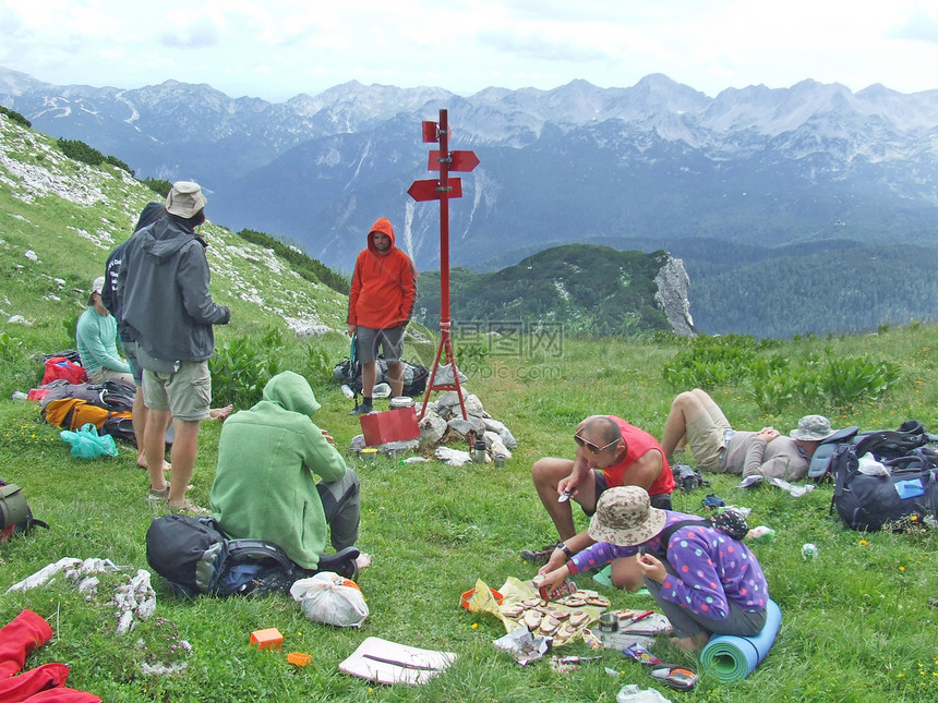 冒险背包高的一群游客在山间停下来观看自然景的人游客在山间休息游客欣赏斯洛文尼亚阿尔卑斯山的景一群游客在山间停下来观看自然景图片