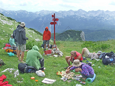 冒险背包高的一群游客在山间停下来观看自然景的人游客在山间休息游客欣赏斯洛文尼亚阿尔卑斯山的景一群游客在山间停下来观看自然景背景图片