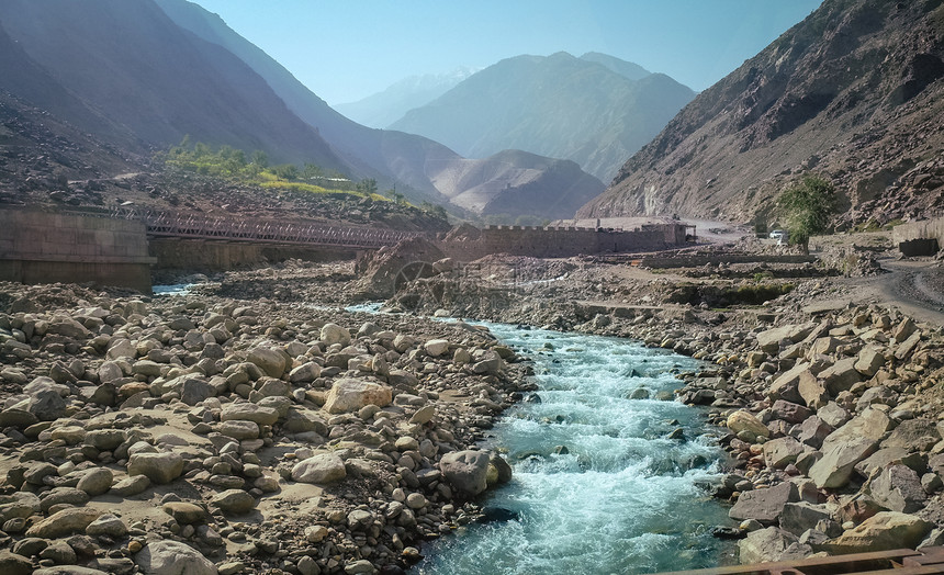 宁静森林卡拉科姆公路沿线河流和山脉上清干净的绿色水流在巴基斯坦吉尔特俾提斯坦夏季自然旅游和平景观背下进行用于自然旅游巴基斯坦美丽图片