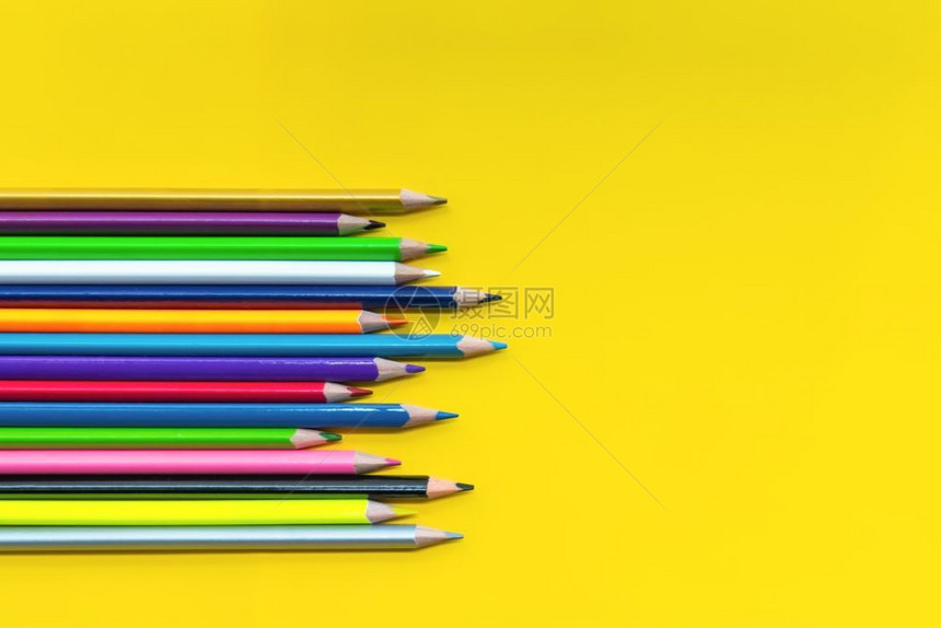 信心团队工作概念小组由黄色背景的彩铅笔组成用团队工作团结人成就和更多等字领导责任图片