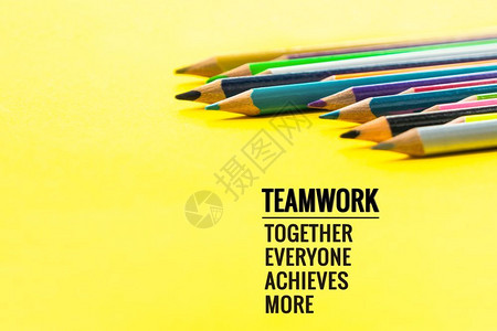 价值对等团队工作概念小组由黄色背景的彩铅笔组成用团队工作团结人成就和更多等字责任创新领导设计图片