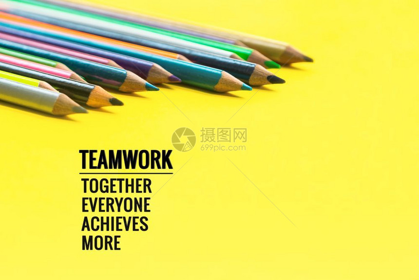 成功的战略团队工作概念小组由黄色背景的彩铅笔组成用团队工作团结人成就和更多等字价值图片