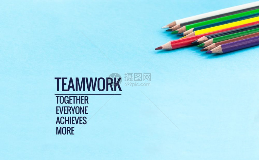 团队工作概念小组由蓝背景的彩铅笔组成团队工作概念小组用团队工作团结每个人成就和更多等字战略单词商业图片