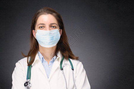 戴防护口罩的医生图片