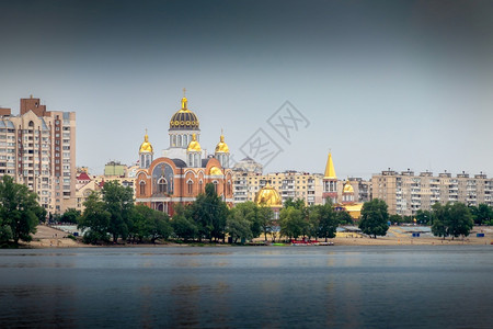著名的乌克兰基辅奥博隆区现代上帝之母亲互交会大教堂乌克兰基辅Obolon区冬天蓝色的背景图片