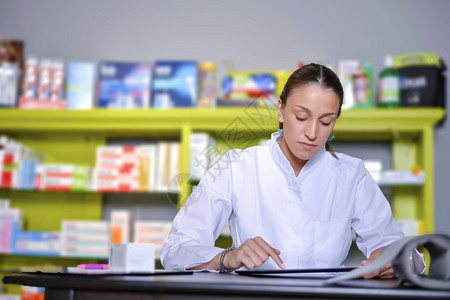 在药店工作的年轻女药剂师图片