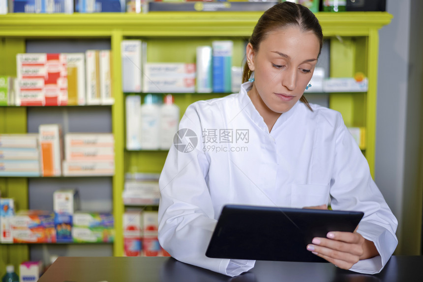 在药店工作的年轻女药剂师形象图片