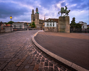 格罗斯明特早晨街道瑞士苏黎世的格罗斯蒙特教堂和市长汉斯沃尔德曼雕像图片