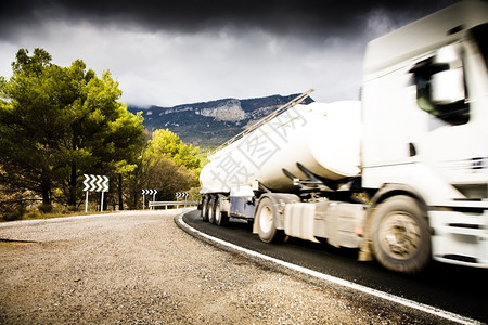 交通燃料服务西班牙皮雷牛斯山公路上的卡车图片
