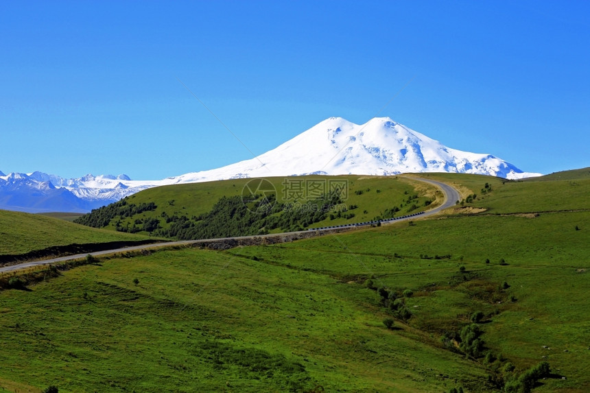 埃尔布鲁斯山是欧洲最高的顶峰生动平静草原图片