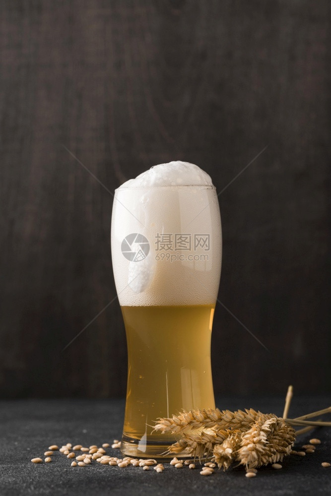 成人带有泡沫的玻璃金发啤酒精艺术图片