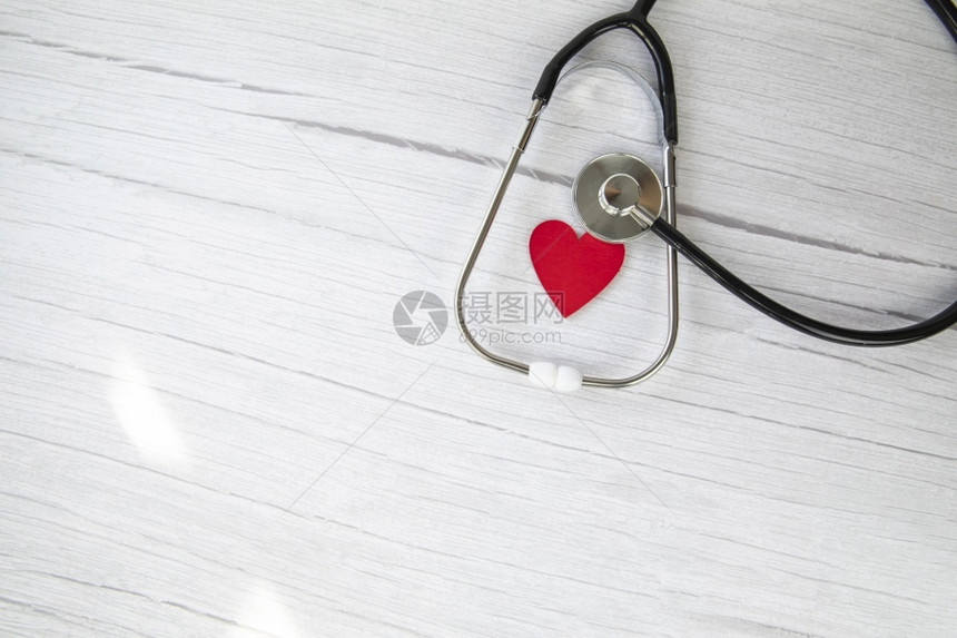 木板上的红色爱心与听诊器图片