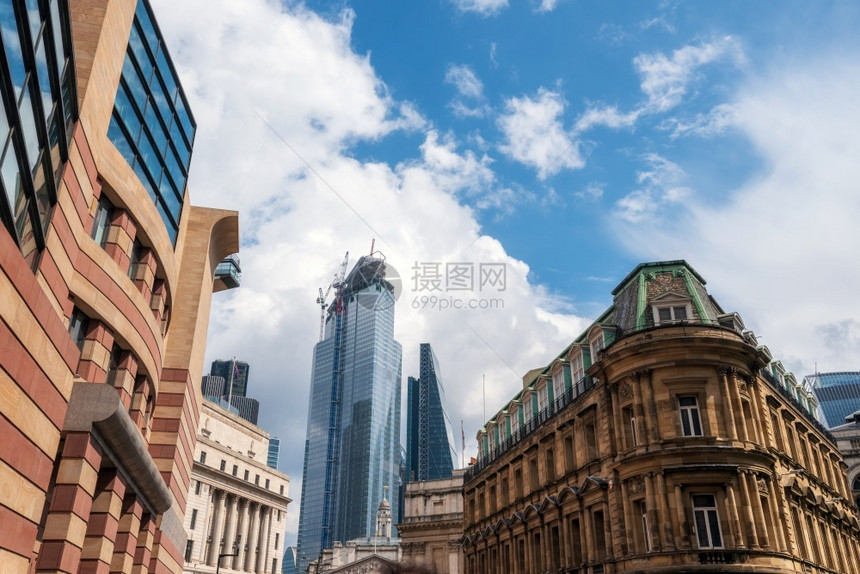 英国伦敦2019年5月12日在伦敦金融城业务中使用起重机的建筑工地英格兰银行旁边的新开发项目银行旁边的新开发项目英格兰的公寓蓝色图片