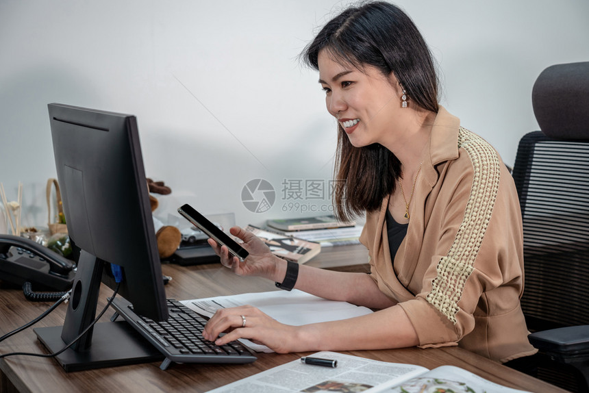 键盘桌子正式诉讼书写和与计算机移动办公商业和项目计划合作促进客户服务概念的亚洲商业女实家亚洲屏幕图片