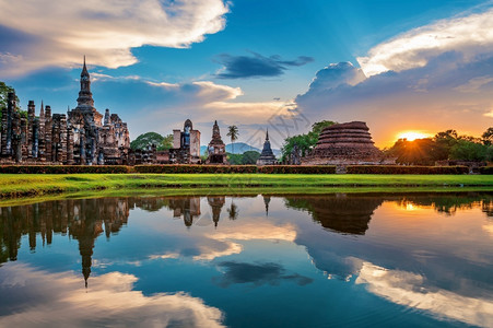 选区在泰国Sukhothai历史公园WatMahathe寺系教科文组织世界遗产地的Sukhothai地区佛像和WatMahathTe背景