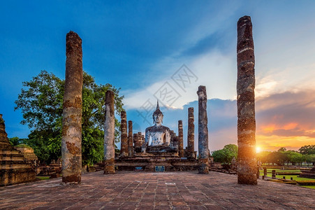 选区在泰国Sukhothai历史公园WatMahathe寺系教科文组织世界遗产地的Sukhothai地区佛像和WatMahath背景