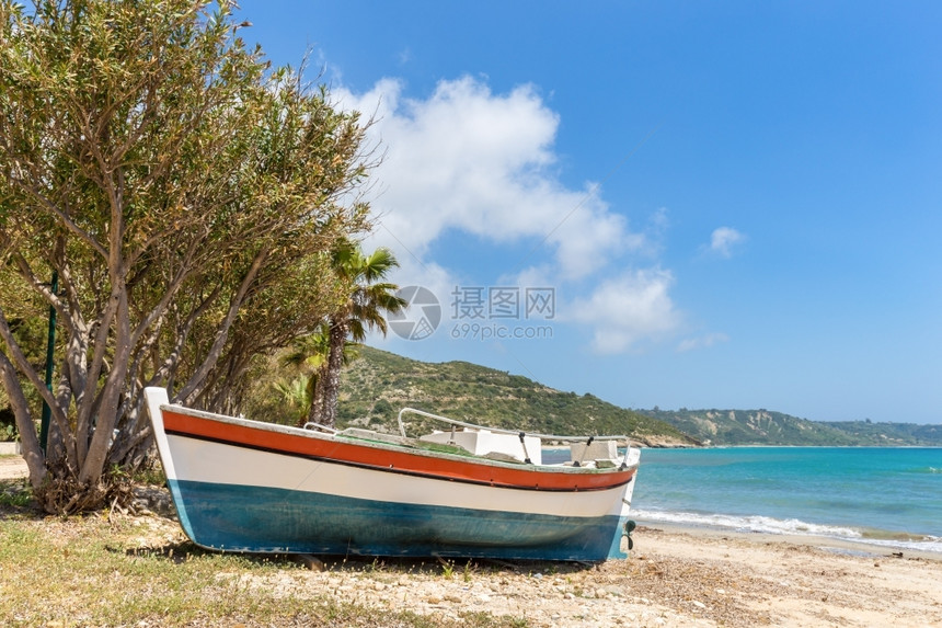 一艘多姿彩的船停在希腊海滩上有蓝和天空岸线舍内维尔图片