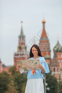 吸引人的成快乐年轻女拥有莫斯科市城户外快乐的年轻城市女旅行图片