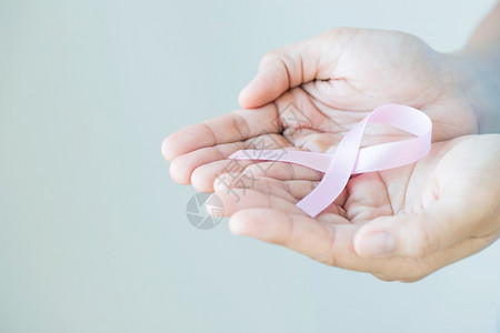 预防结核免疫高血压手握着粉色丝带希夫意识概念世界艾滋病日血液背景
