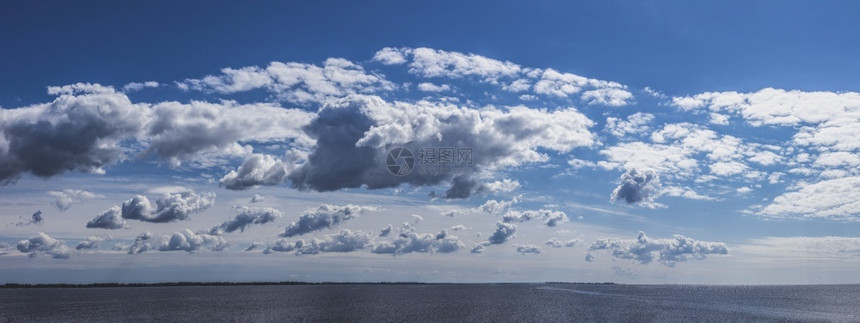 海浪在欧洲大河乌克兰雷门丘水库第聂伯河或上全景欣赏美丽的多云蓝天太阳景观图片