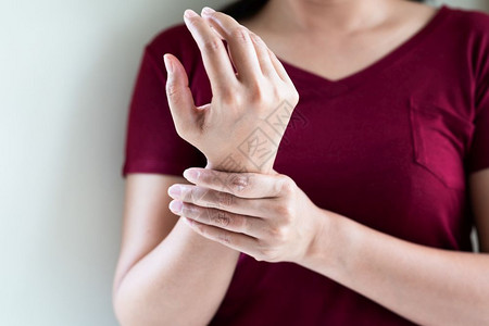 获得性免疫综合征妇女手腕疼痛长期工作办公室综合症保健和医学概念破碎的接触按摩设计图片
