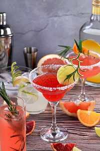 自助餐酒精与以龙舌兰为基地的不同柑橘水果饮料和鸡尾酒橙子图片