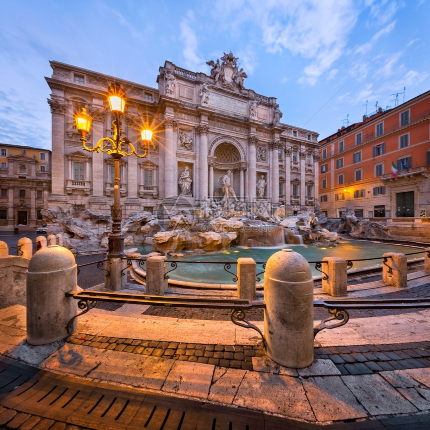意大利语雕像晚上特莱维喷泉和广场在早晨罗马意大利图片