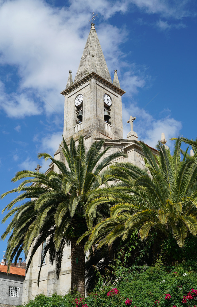 镇老的灵西班牙加利亚卡米诺圣地哥小径上的卡尔达斯德雷教堂图片
