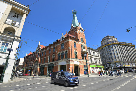 在下面路波兰克拉科夫2019年5月日环球之下的房子和Krakow最古老的书店之一波兰TadeuszStryjenski古代建筑和背景图片