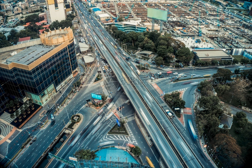 车辆技术大都会市中心繁忙的高速公路口交通和基础设施概念大都会市中心的繁忙高速公路口建筑学图片