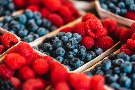 美味的生产甜农民市场上有机草莓和蓝的农民市场图片