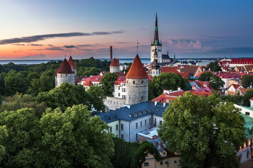 历史建筑学塔林老城空中观来自爱沙尼亚塔林Tallinn晚上的ToompeaHill爬坡道图片