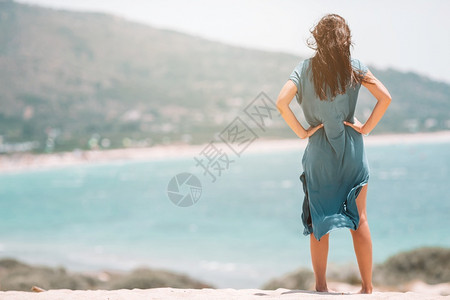 加尔加诺在西班牙塔里法海滩上美丽的放松女士在白色热带海滩上的年轻美丽女人风筝冲浪者宁静泻湖背景