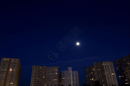 城市的风景优美点亮在佛罗里达劳德代尔堡市夜间值班图片